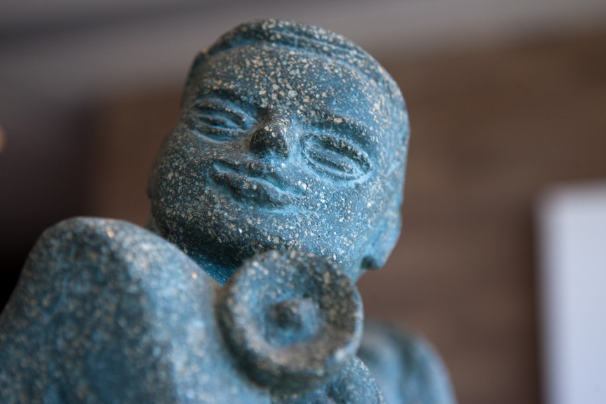 blue speckled face sculpture with blurry background